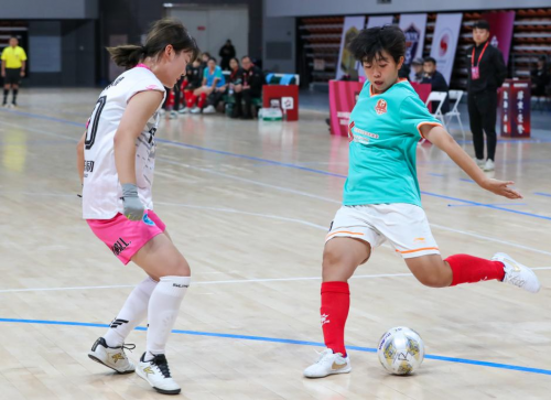 長春長早風(fēng)云隊球員王悅馨(左)在比賽中盯防北京體育大學(xué)隊球員王銀梨 長春長早風(fēng)云隊球員王悅馨(左)在比賽中盯防北京體育大學(xué)隊球員王銀梨