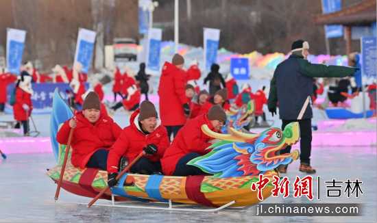 游客在長春冰雪新天地體驗(yàn)冰上龍舟 (資料圖)張瑤/攝 游客在長春冰雪新天地體驗(yàn)冰上龍舟 (資料圖)張瑤/攝
