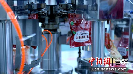 金剛山辣白菜實(shí)現(xiàn)自動化預(yù)處理 延吉市委宣傳部/供圖 金剛山辣白菜實(shí)現(xiàn)自動化預(yù)處理 延吉市委宣傳部/供圖