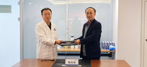 閆立安(右)代表學(xué)校與醫(yī)院相關(guān)負(fù)責(zé)人簽約 閆立安(右)代表學(xué)校與醫(yī)院相關(guān)負(fù)責(zé)人簽約