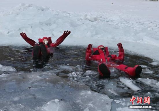 2��5��������ʡ�L���У�һ헪��صı����Ŀ���������ο�ǰ���w����ڇ�(y��n)������������c��������Ŀ�ļtɫ�����b������ȻƯ���ڱ���֮�ϣ����܄e�µı�ѩ��Ȥ�������� �z