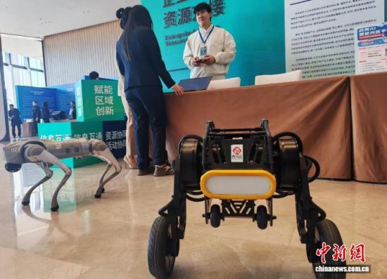 һ�ҿƼ���I(y��)չʾ�ęC(j��)���ˮa(ch��n)Ʒ�����(gu��) �z