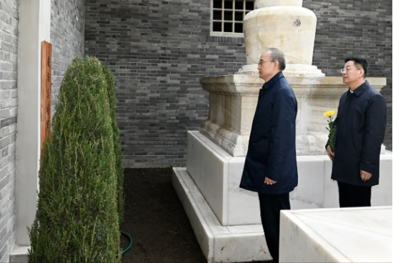 4��5�գ�ʡί��ӛ�S�����w��־��܊�o���^����Ӣ����׷˼����Ӣ�۲��๦�ף�������媚���������ź͇��Ҹ�����Ӣ�«I���ĸ��������¾���